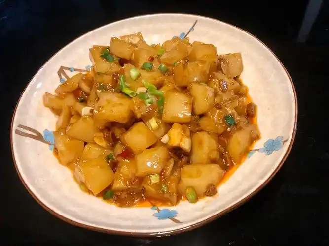 今天做了姑娘最爱的红烧米豆腐,她吃得开心,我再加个好菜.