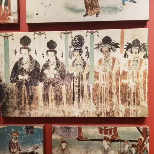 在敦煌壁画中多处出现供养人形象,女供养人多为贵族身着华丽