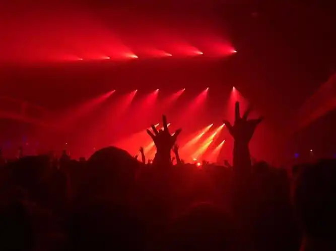 年轻人蹦迪实录瞒着男朋友出去蹦迪结果被当场抓包