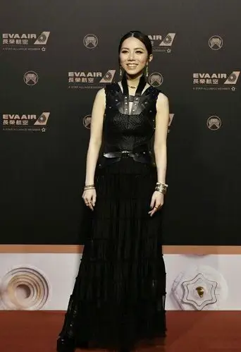 邓紫棋穿10万皮衣亮相搭中分油头编发被赞红毯第一美