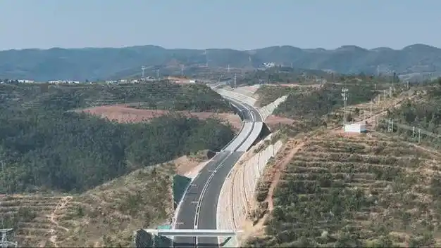 起于姚安县城东侧东丰村,接新楚大高速公路姚安枢纽互通,止于南华县红