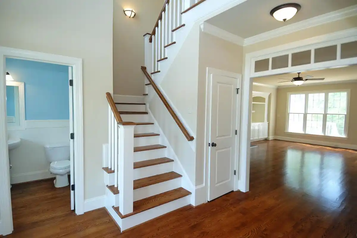 在设计楼梯底下的卫生间时,需要考虑以下几个关键因素.