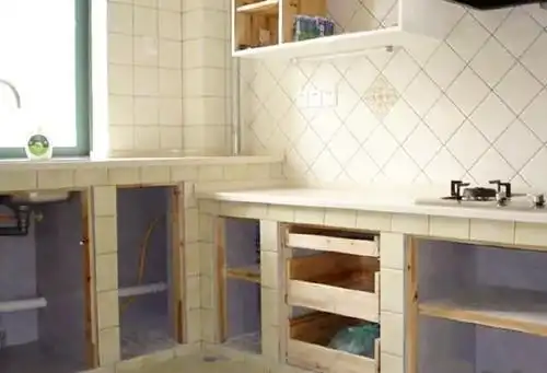 老公自己动手做的砖砌厨房橱柜虽然很丑但十分好用