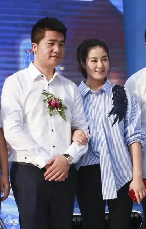 乡村爱情王小蒙毕畅和老公现身活动已结婚并当妈妈了