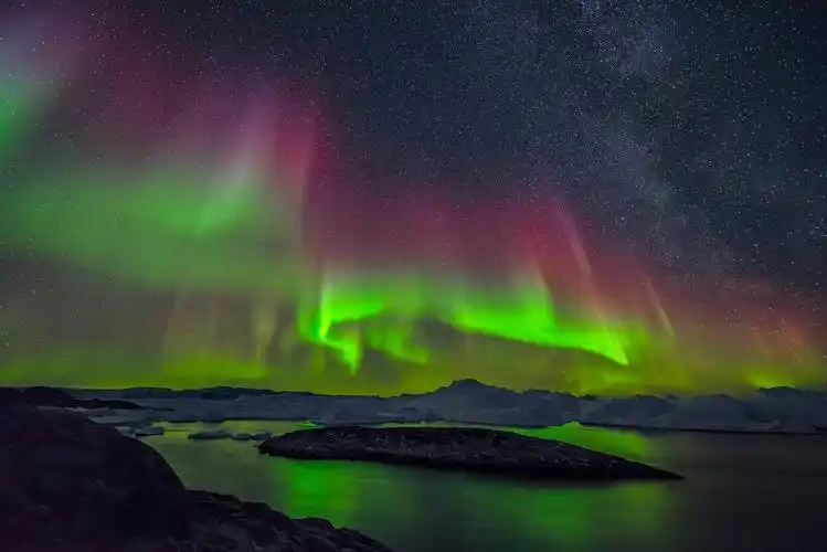 01.18周五作品欣赏《去格陵兰岛看极光》