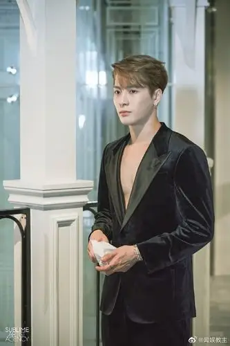 穿真空西装的王嘉尔 yyds!