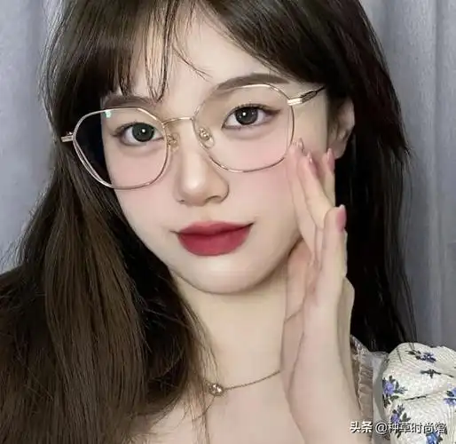 长期戴眼镜和不戴眼镜的女生,10年后区别也太大了吧?