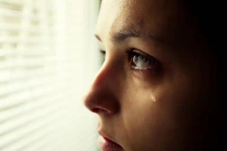 西方人,脸,头,脸颊,一个人,站,哭,横图,室内,特写,白天,侧面,窗户