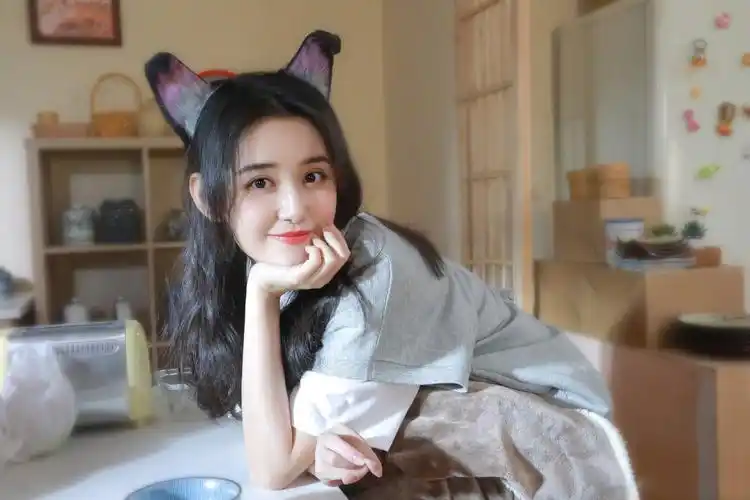 蒋依依身着灰色休闲t恤加上可爱头饰点缀,活力满满