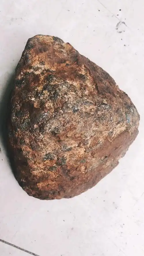 这颗碳质球粒陨石重4斤,中强磁性残留熔壳熔融气印熔流线!