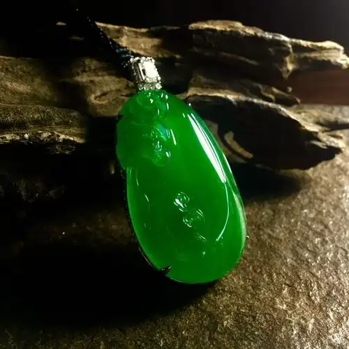 玻璃种帝皇满绿 翡翠福瓜挂件(带18k金钻扣子)