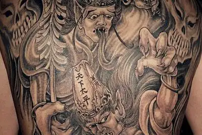 满背黑白无常纹身图案,信义精神的完美象征