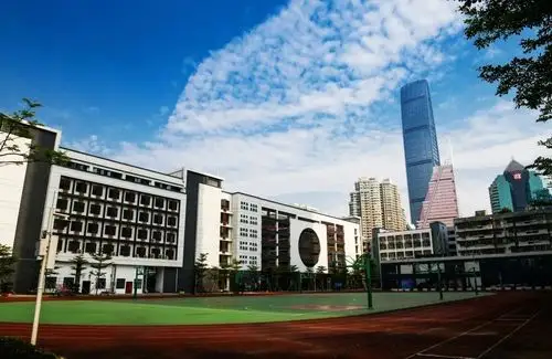 微风拂面,坐看天边云卷云舒罗湖高级中学淡淡的花香溢满校园微风拂过