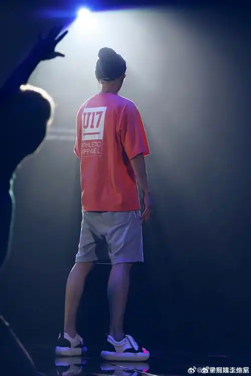 鹿晗好喜欢自己背影