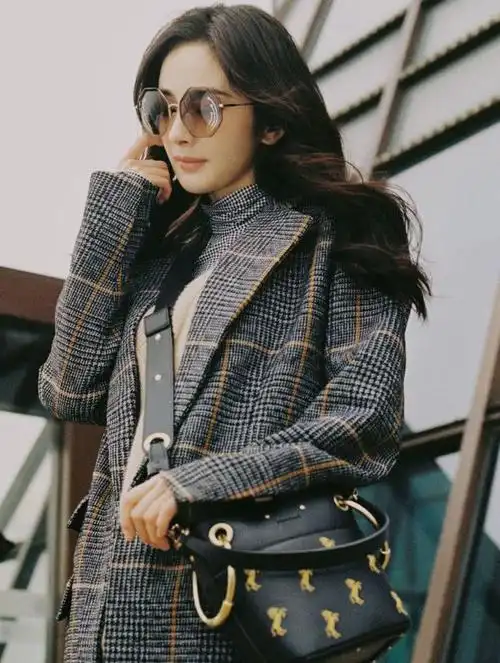 杨幂在模仿牛魔王包包上竟有2个大铁环背着也不嫌累