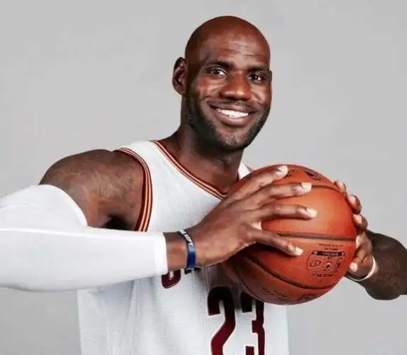 寸头,更是深刻印入球迷们的心,如果詹姆斯突然换个发型,肯定会很多人