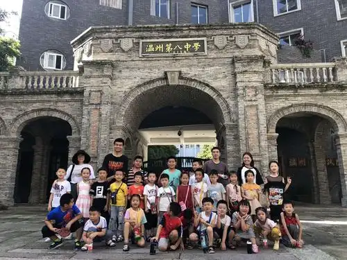 在温州第八中学门前了解温州的历史.