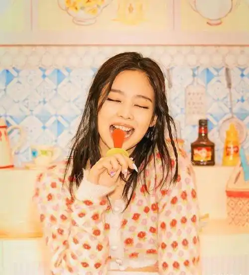 原创jennie写真照曝光穿针织衫套装短裤圆润美腿太抢镜了