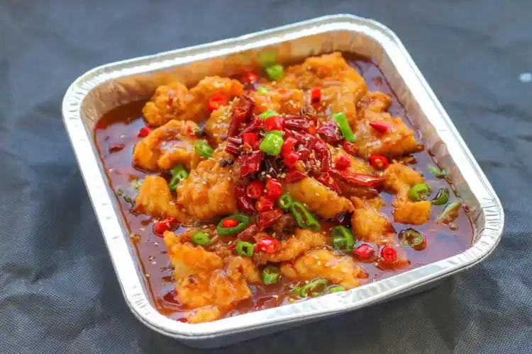 锡纸椒麻仔鸡,锡纸蒜香脆皮鱼,锡纸番茄脆皮鱼……肉多汁足,荤素得宜