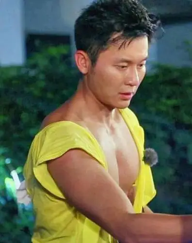 李晨健硕肌肉写真全曝光知道范爷为何喜欢他了吧