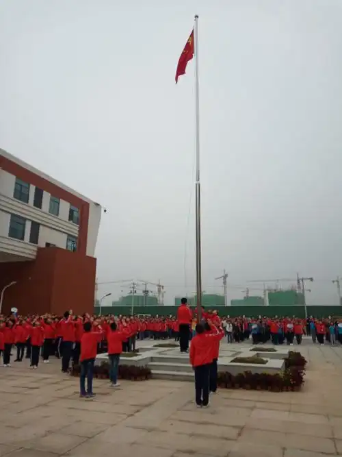 升国旗,奏国歌,全体少先队员行队礼,其他人员行注目礼