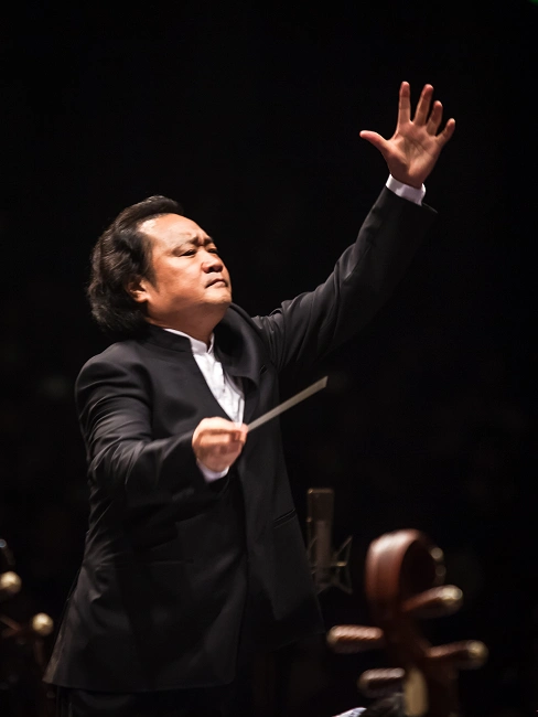 11月23-24日晚上,荣获「中国民族管弦乐(十大)杰出指挥家」名衔,国家