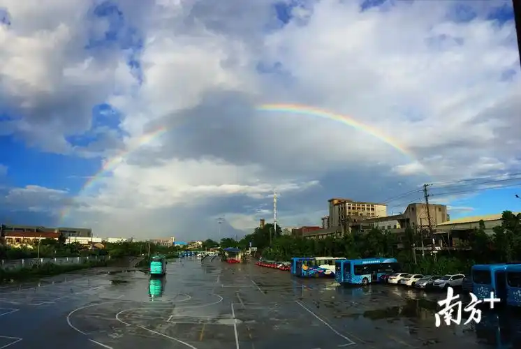 佛山拍客一双彩虹满眼盛夏