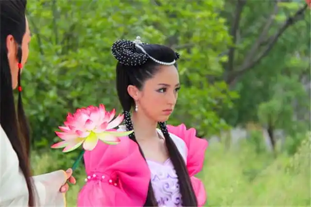 董璇:出自电视剧《活佛济公之血珍珠》.