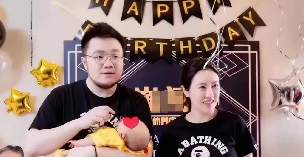 晒一家4口合照,儿子像妈妈,网友:摆脱英式大饼脸_王博谷_照片_宋丹丹