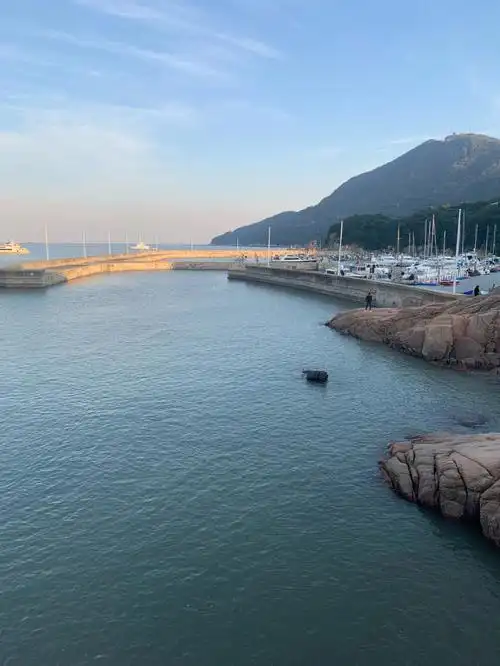 朱家尖乌石塘属于淡季 门票大人30 小朋友15,里面有提供出海抓螃蟹,一