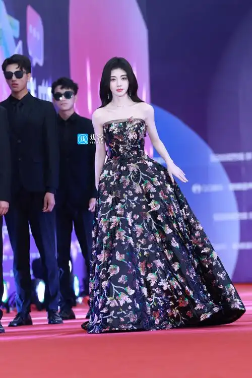 鞠婧祎黑纱满绣礼裙##鞠婧祎红毯清唱恋爱告急##鞠婧祎红毯