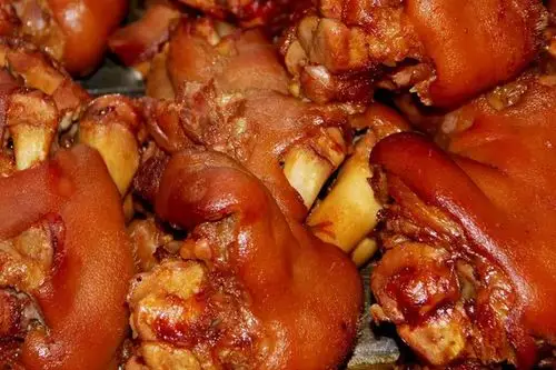 卤菜红遍全国,一般可分为红卤,黄卤,白卤三大类卤味