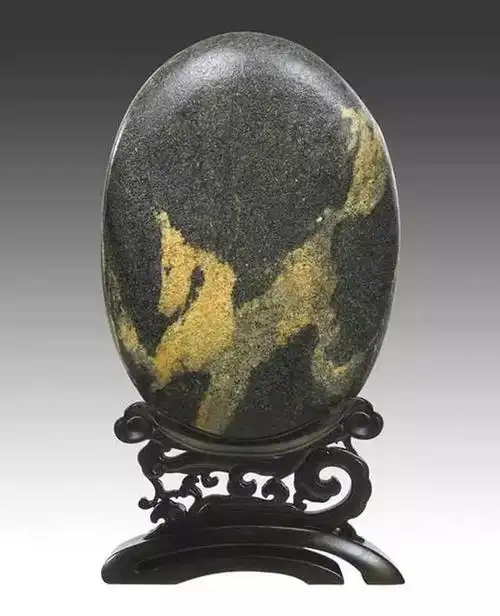 长江流域孕育出的长江奇石低调含蓄,最吸引人的就是石体表面美丽而