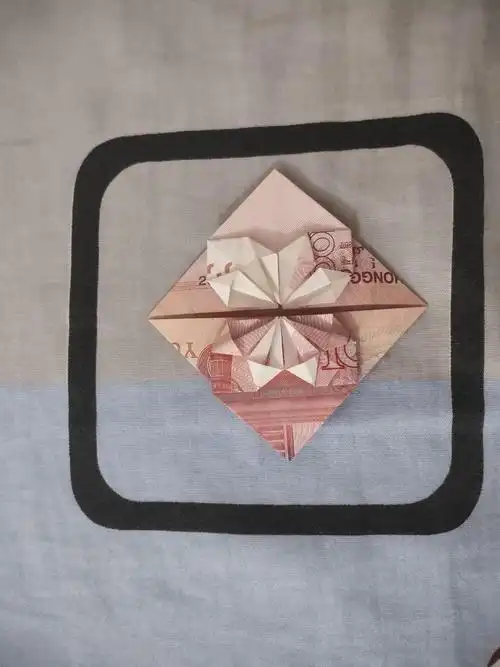 100元人民币折爱心的步骤图解(人民币怎么折折爱心)(图10)