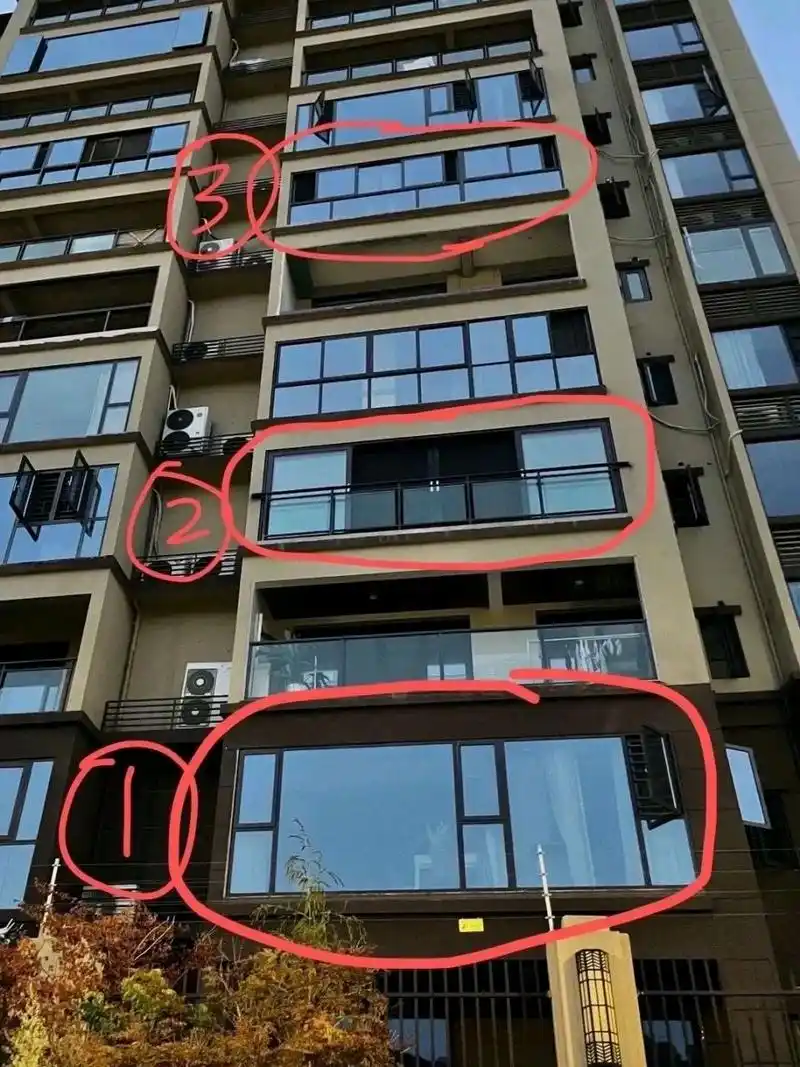 今天出门路过一个小区看到一栋房子三户人家阳台封窗的三种不同装修
