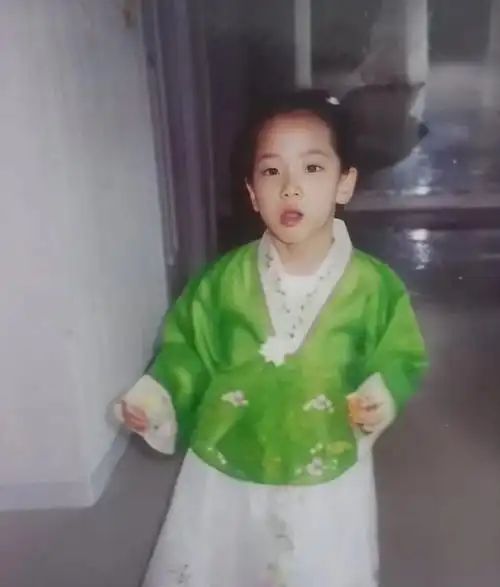 初中时的智秀,大概14,15岁左右,留着当时最流行的