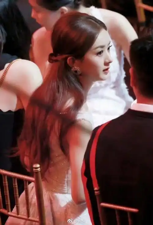 赵丽颖侧脸最新饭拍路透#黑色渔夫帽 低马尾 拼色外套,休闲随性!