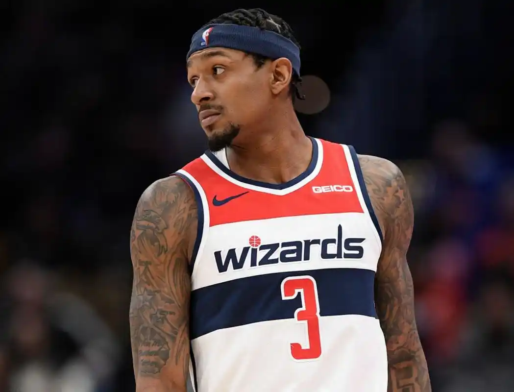 球王会体育布拉德利比尔在祖母不幸去世后缺席的评论