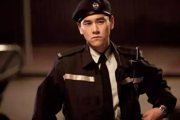 彭于晏  深蓝色的执勤服配上立体的五管,真是满屏的荷尔蒙瀑棚