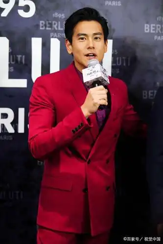 彭于晏穿红西装难掩健硕胸肌,帅气有型,额头上抬头纹抢镜