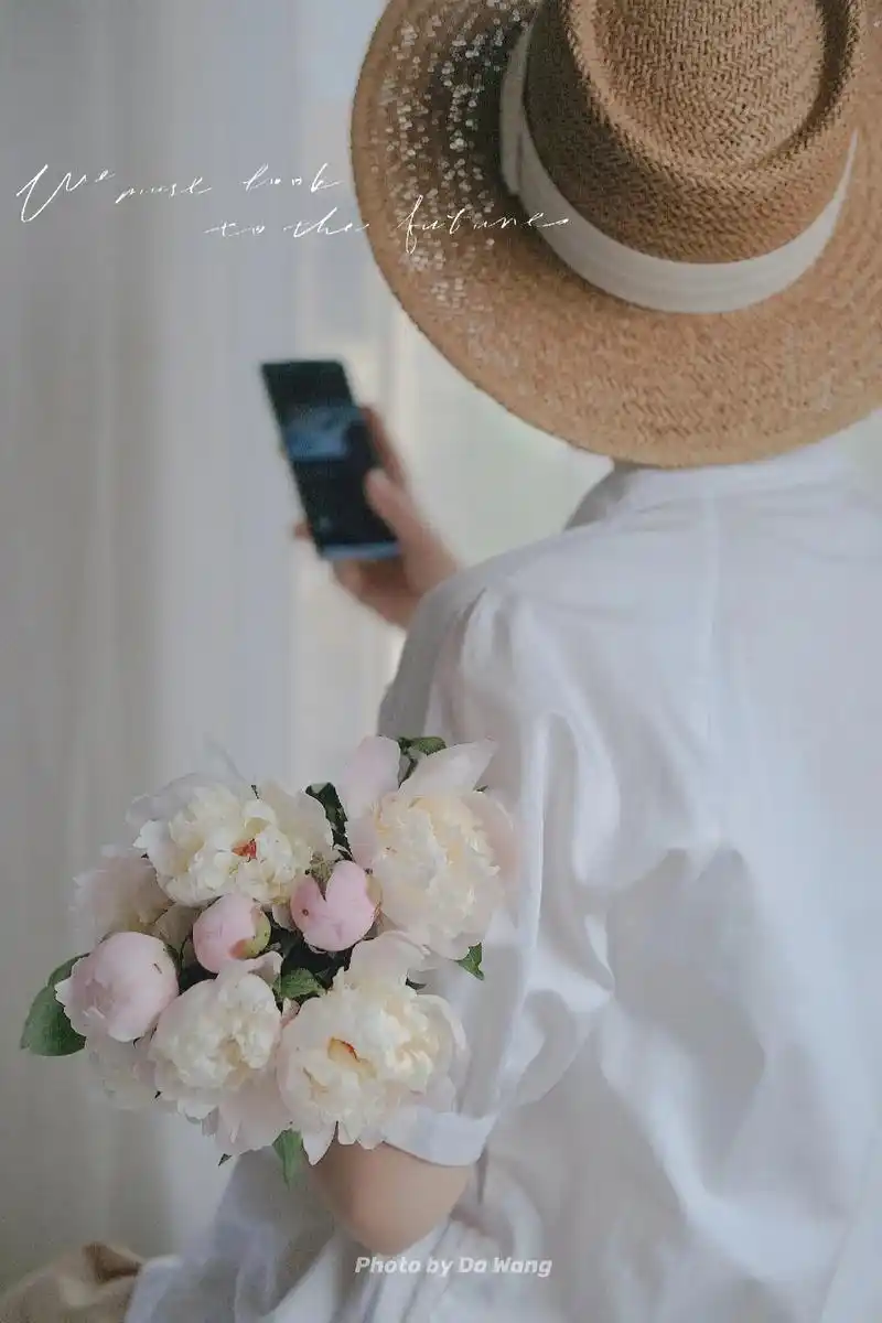 创作灵感 人间四月天,芍药铺庭前#摄影 #拍照姿势 #拿花 - 抖音