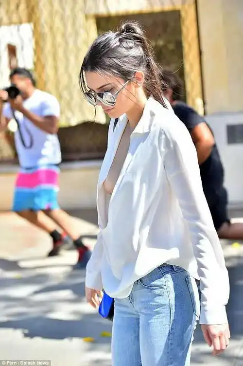 围观|卡戴珊的嫩模妹妹真空走光?