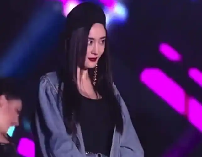 杨幂野狼discorap这场也太炸了吧!表情酷冷太魅惑!