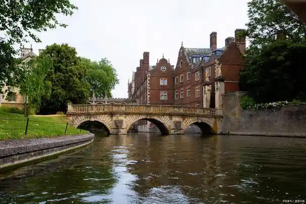 英国剑桥大学博士后研究班(在线 在校)项目的独特之处在于,它不仅提供