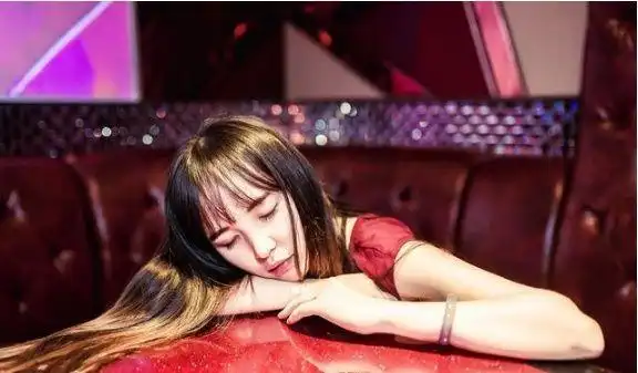 夜店陪酒美女一个月能挣多少钱呢揭开真实收入网友评论炸锅了