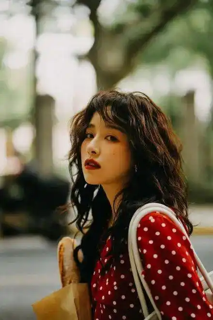 时尚表现力nice,复古又风情,搭配雀斑妆和泡泡波浪卷发,夏日慵懒风get