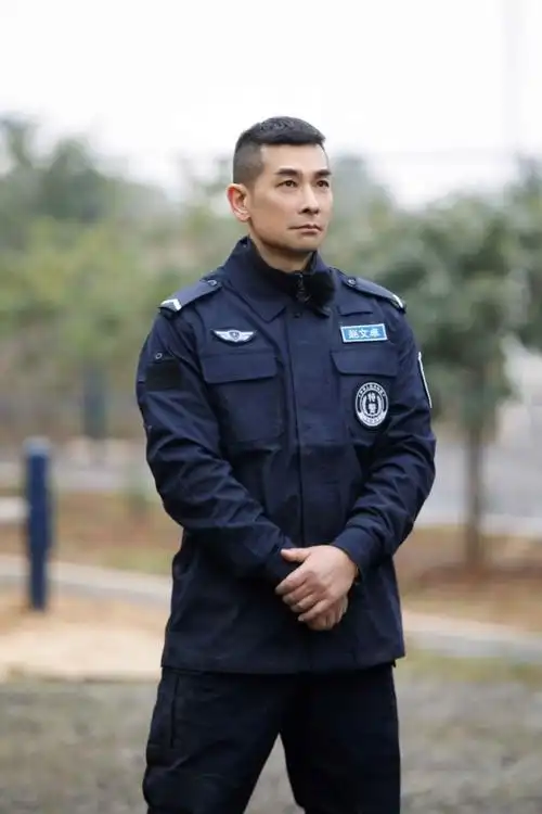 我们的滚烫人生特警站张智霖钻地洞机智躲藏