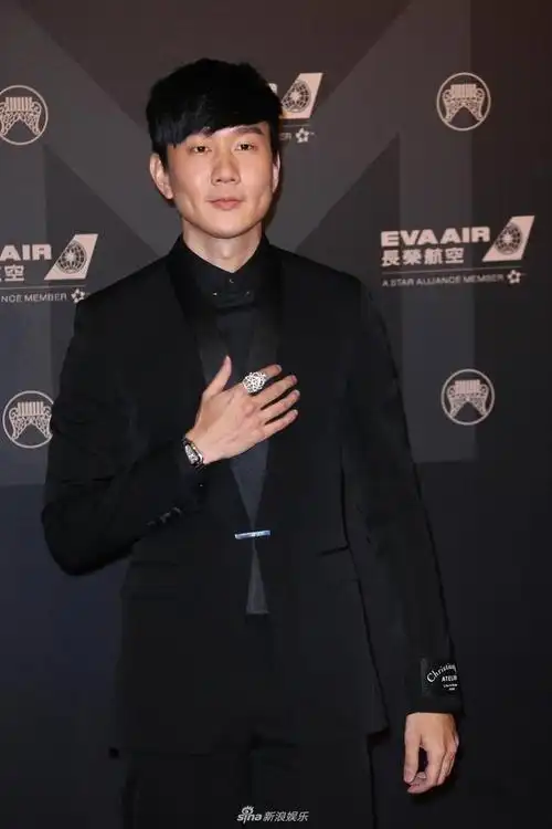 8         "行走的cd"林俊杰亮相金曲奖红毯