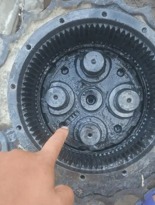 老铁们这行走齿轮箱怎么拆