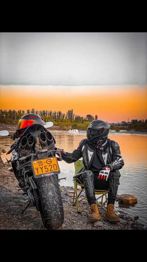 帅哥也就养养眼真恋爱还得是骑摩托的机车男孩机车摄影手机摄影lr调色